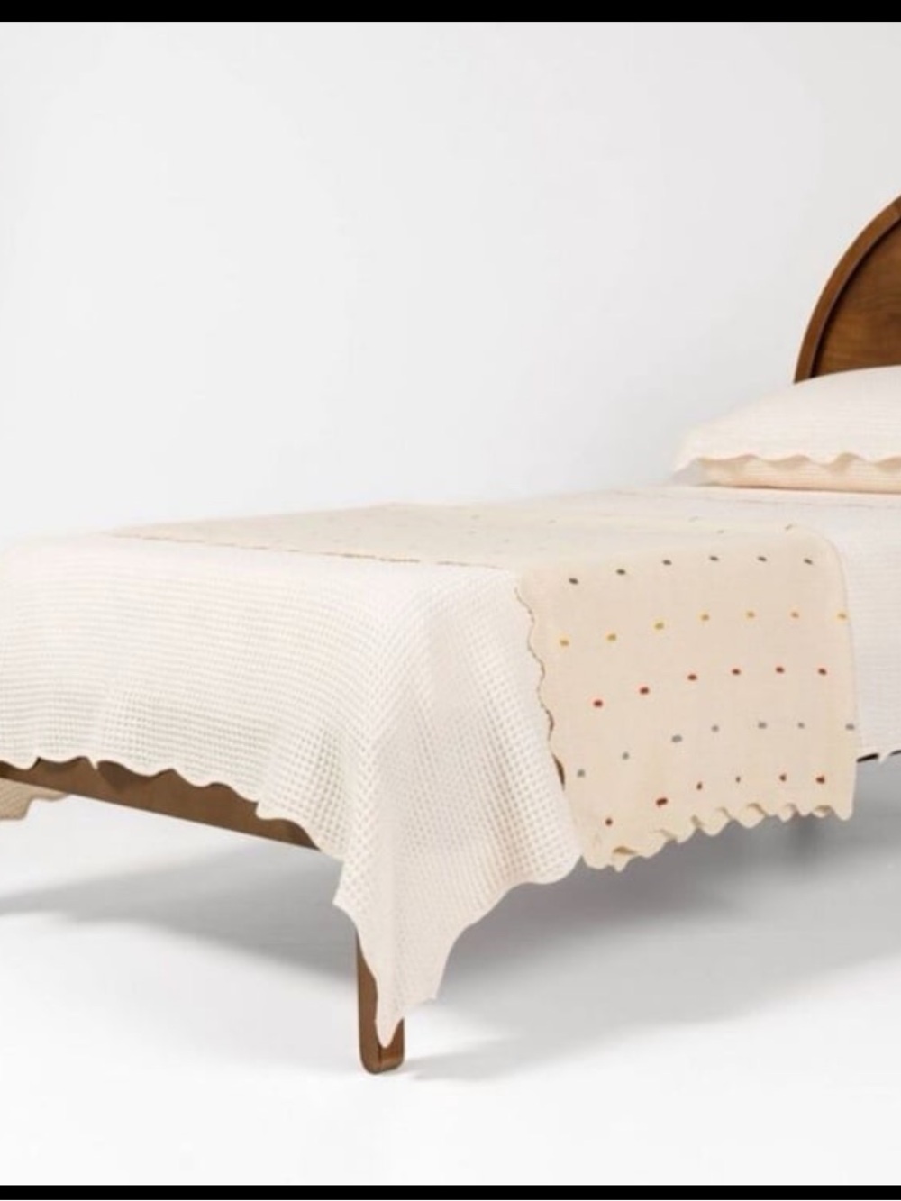 Gathre - Twin Knotted Bed
Blanket Dotted Natural